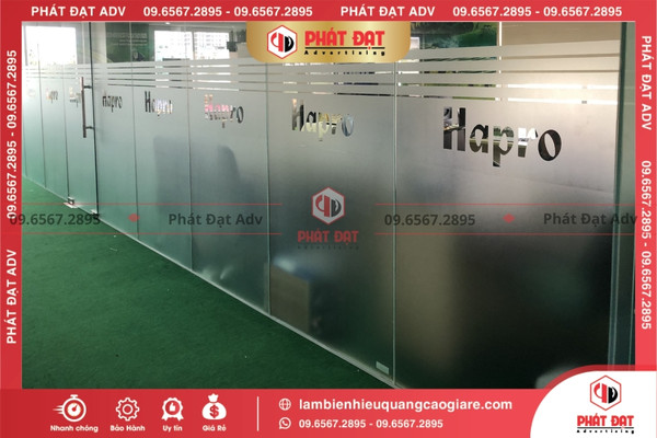 Cắt dán decal mờ ở cửa hàng, showroom, spa, salon